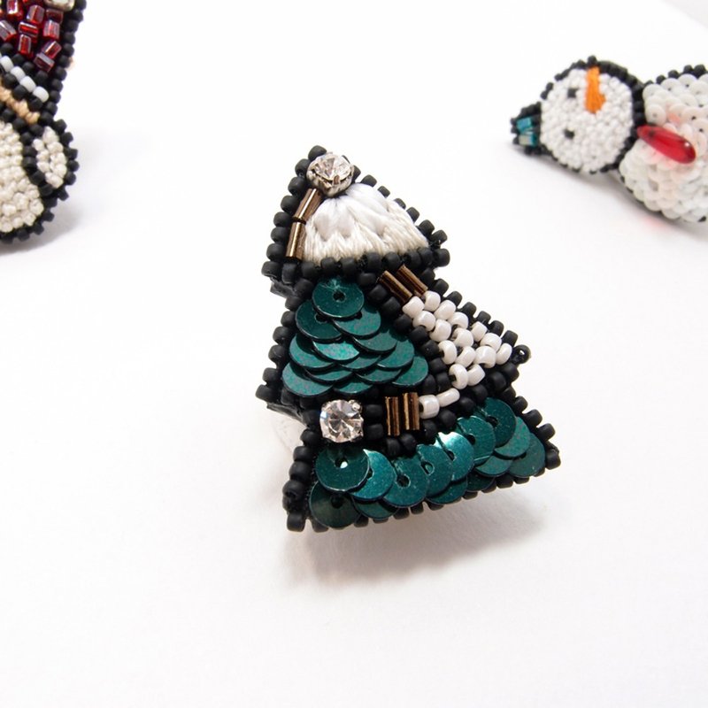 小小聖誕樹 手工刺繡胸針 - 胸針 - 繡線 綠色