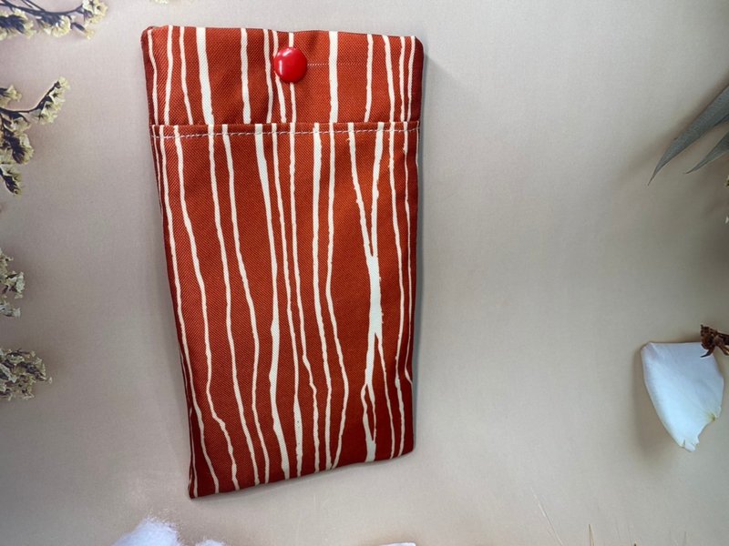 Handmade textured mobile phone cloth cover - red background with white stripes - กระเป๋าคลัทช์ - ผ้าฝ้าย/ผ้าลินิน สีแดง