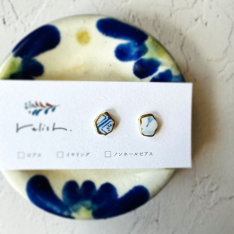 [Resale] Blue White Small Sea Pottery Kintsugi Earrings Non-pierced Earrings White Blue Light Blue Small Simple Gold Gift Present - Earrings & Clip-ons - Pottery Blue