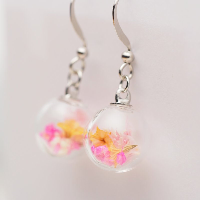 OMYWAY Handmade Dried Flower - Glass Globe - Earrings 1.2cm - ต่างหู - แก้ว สึชมพู