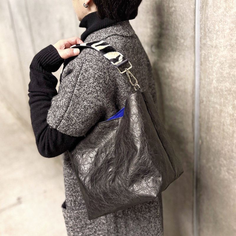 【來自東京】特殊材質環保肩背包 S 斑馬毛毛蟲 x 黑色 - 側背包/斜孭袋 - 防水材質 黑色