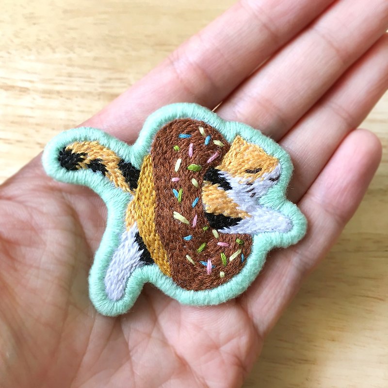 Hand embroidered pin * donut cat - Brooches - Thread Multicolor
