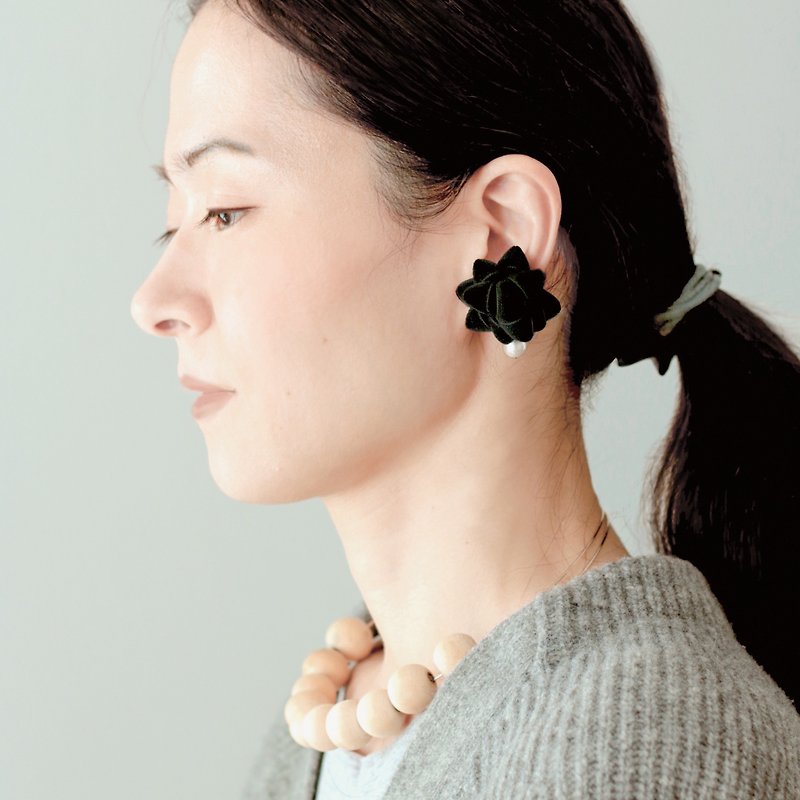 Gift Ribbon Earrings Clip-On[Black] Cotton Velvet - ต่างหู - ผ้าฝ้าย/ผ้าลินิน สีดำ