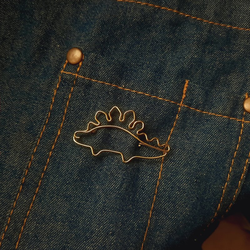 Stegosaurus pin brooch/order can be marked with nail or other style/ Bronze - เข็มกลัด - ทองแดงทองเหลือง สีทอง