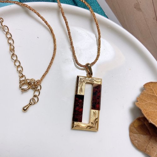 挪亞方舟古董飾品 Vintage Jewelry 【西洋古董飾品】沙金手工花葉深雕切角 紋理酒紅天然石感 項鍊