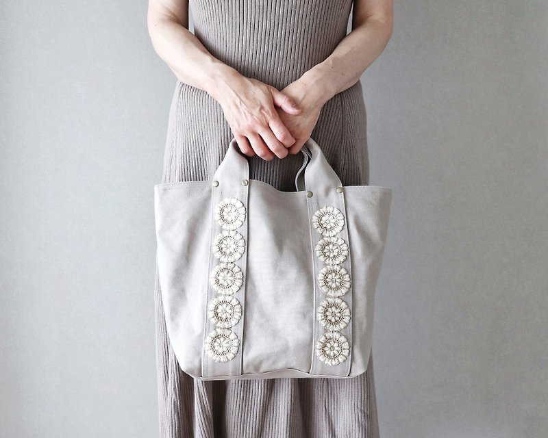 A stylish tote bag you'll want to show off (greige) - กระเป๋าถือ - ผ้าฝ้าย/ผ้าลินิน สีกากี
