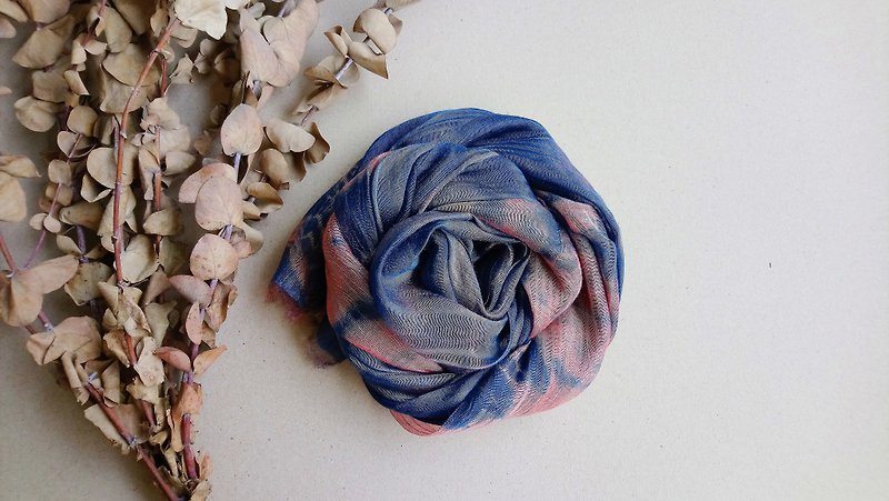 知染生活-天然植物染絲棉圍巾(藍紅色) - 絲巾 - 絲．絹 