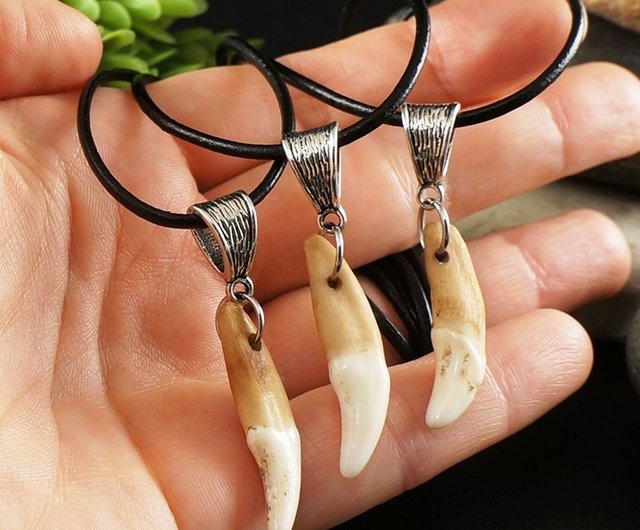 大珍品 動物の牙のネックレス 本物のオオカミの歯のネックレス ベージュ オオカミの牙の歯の