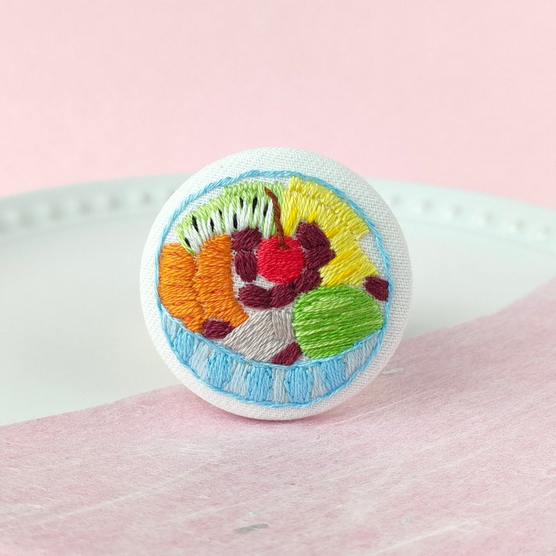 Anmitsu sweets embroidered brooch - เข็มกลัด - ผ้าฝ้าย/ผ้าลินิน หลากหลายสี