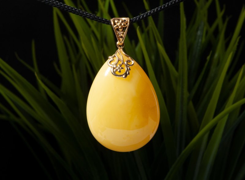 Handmade Baltic Amber Pendant Natural Yellow Egg Yolk Stone Jewelry from Ukraine - สร้อยคอ - เครื่องประดับพลอย สีเหลือง