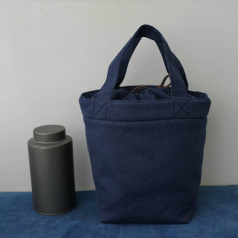 Blue cotton and linen color woven cloth portable lunch bag quilted cotton hand bag storage lunch box water cup bag - กระเป๋าถือ - ผ้าฝ้าย/ผ้าลินิน สีน้ำเงิน