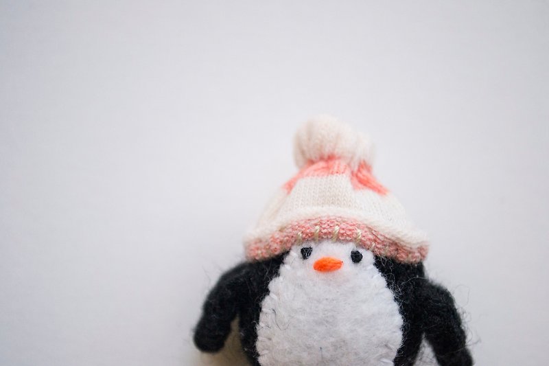 Penguin in Beanie knitted amigurumi brooch - เข็มกลัด - วัสดุอื่นๆ หลากหลายสี