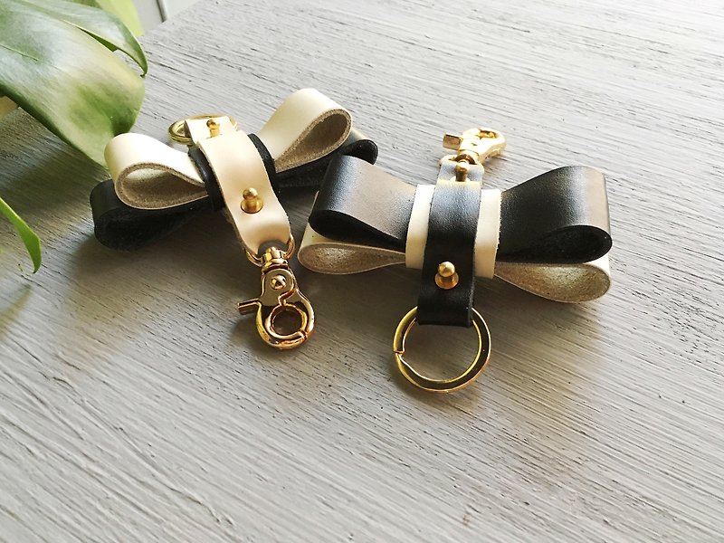 Zemoneni Leather oversize butterfly style key chain in black and white color - ที่ห้อยกุญแจ - หนังแท้ สีดำ