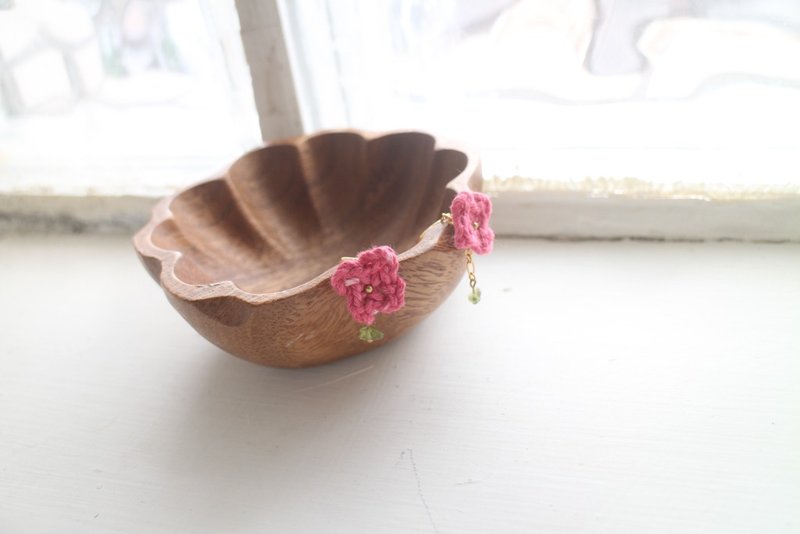 Hand-dyed crochet flowers-earrings/ Clip-On-pink Peach - ต่างหู - วัสดุอื่นๆ สึชมพู