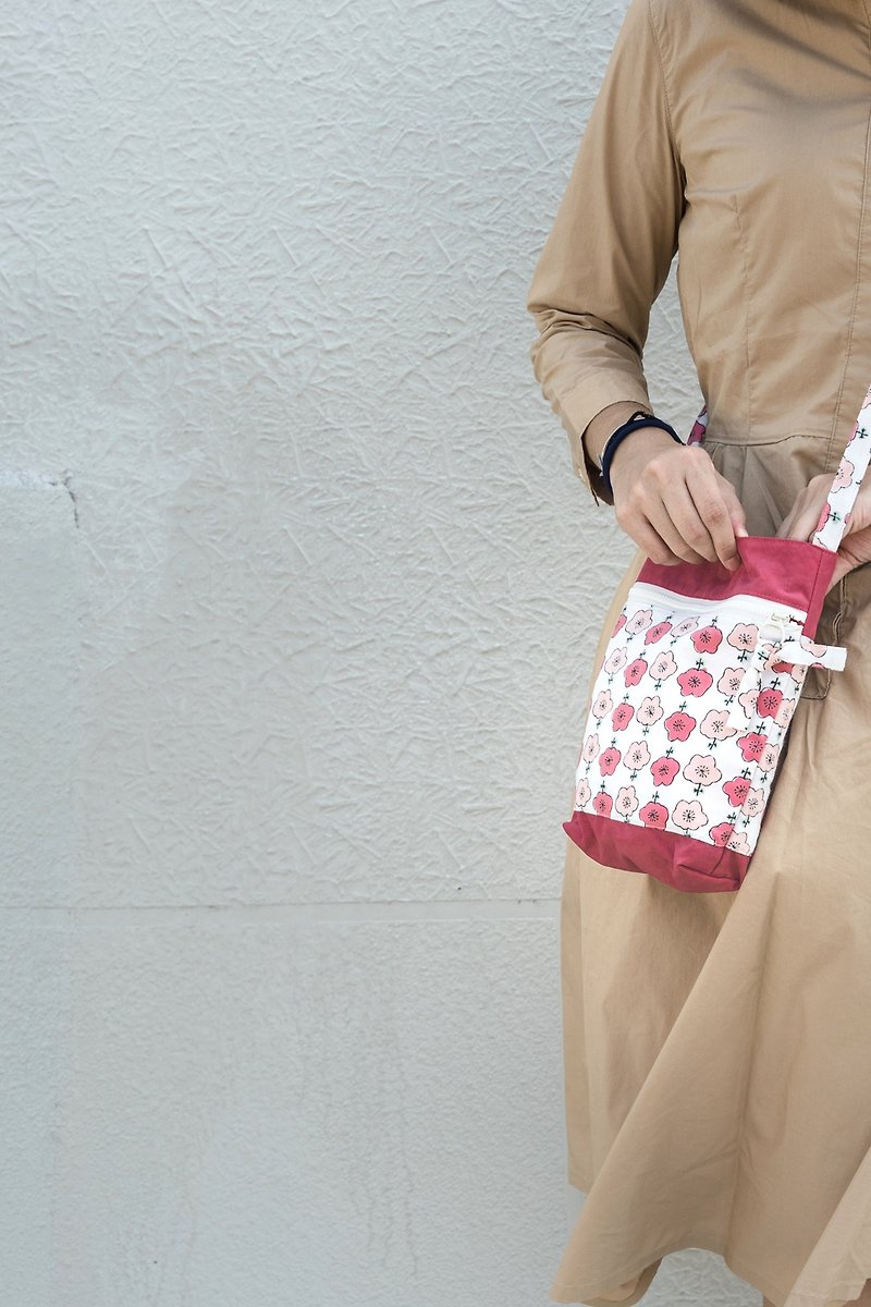 Baby Bag Red Plum Water Repellent Crossbody Bag/Side Backpack - กระเป๋าแมสเซนเจอร์ - ผ้าฝ้าย/ผ้าลินิน สึชมพู