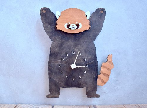 電影森林 レッサーパンダが威嚇ポーズで世界を守る時計 木製 掛け時計