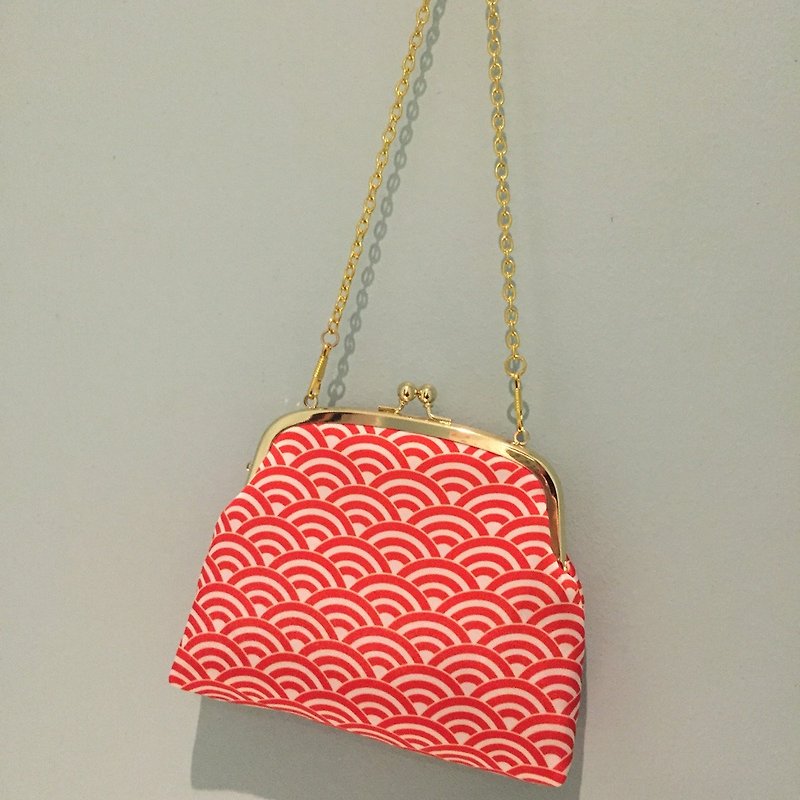 Original Print Japanese traditional pattern kiss lock petit party bag SEIGAIHA - กระเป๋าเครื่องสำอาง - เส้นใยสังเคราะห์ สีแดง