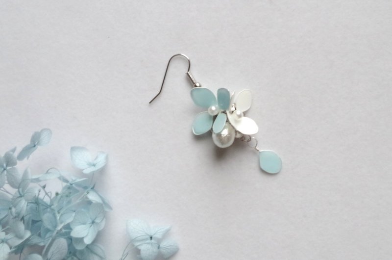 マニキュアフラワーの紫陽花とコットンパールのピアス・水色 - 耳環/耳夾/耳骨夾 - 其他材質 藍色
