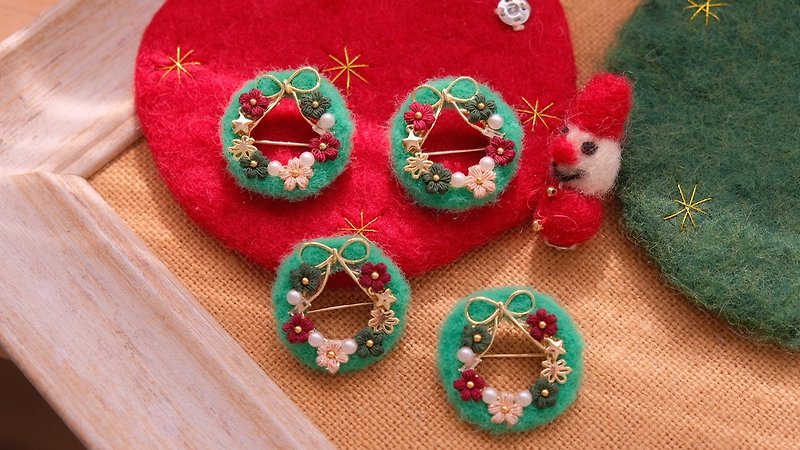 Christmas wreath brooch - เข็มกลัด - ผ้าฝ้าย/ผ้าลินิน หลากหลายสี