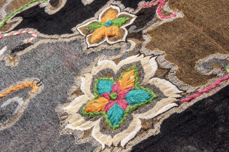 喀什米爾Cashmere/水煮羊毛披肩/針織圍巾/刺繡圍巾/羊絨披巾-花 - 圍巾/披肩 - 羊毛 多色