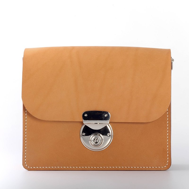 [Yingchuan Handmade] Mini lock small square bag without handle (brown) Italian vegetable tanned cowhide - กระเป๋าแมสเซนเจอร์ - หนังแท้ สีทอง