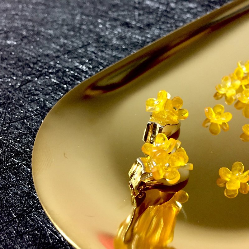 【Miniature Flower House】Golden Osmanthus. Little osmanthus earrings. Hand-made Japanese resin floral decorations. Clip-On. - ต่างหู - วัสดุอื่นๆ สีเหลือง