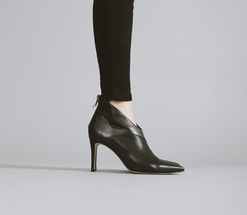 V-shaped oblique cut with leather high boots black - รองเท้าบูทสั้นผู้หญิง - หนังแท้ สีดำ