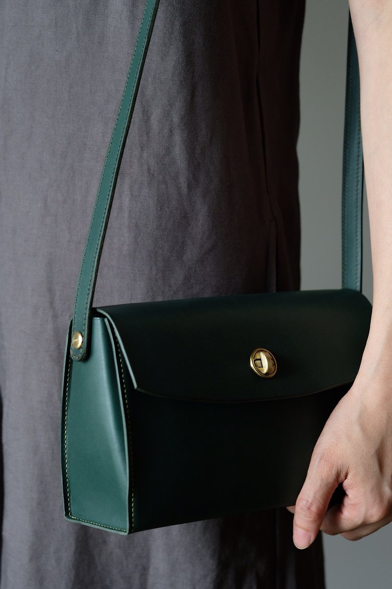 Shoulder Bag - กระเป๋าแมสเซนเจอร์ - หนังแท้ สีเขียว