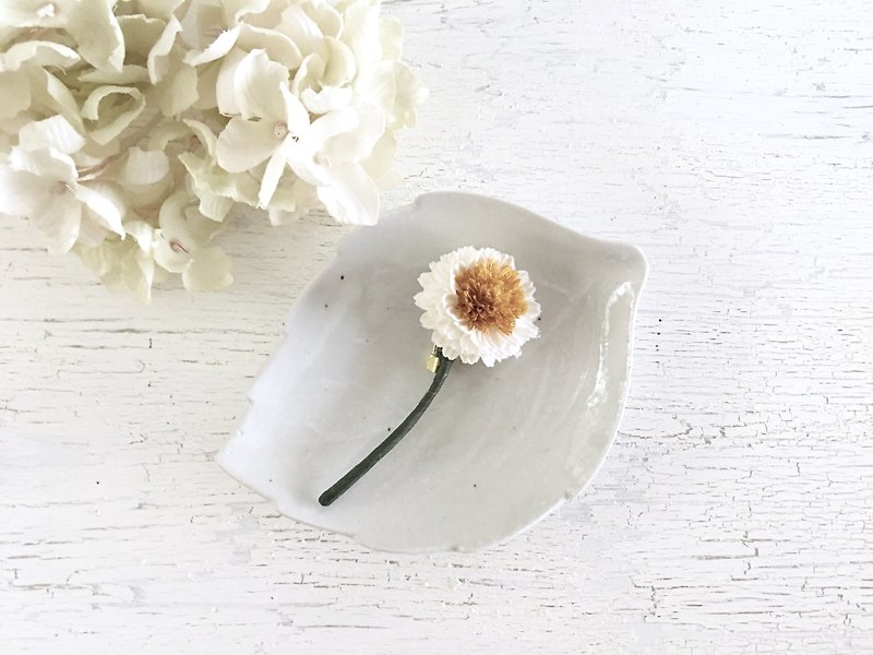 Small flower brooch - Brooches - Cotton & Hemp White
