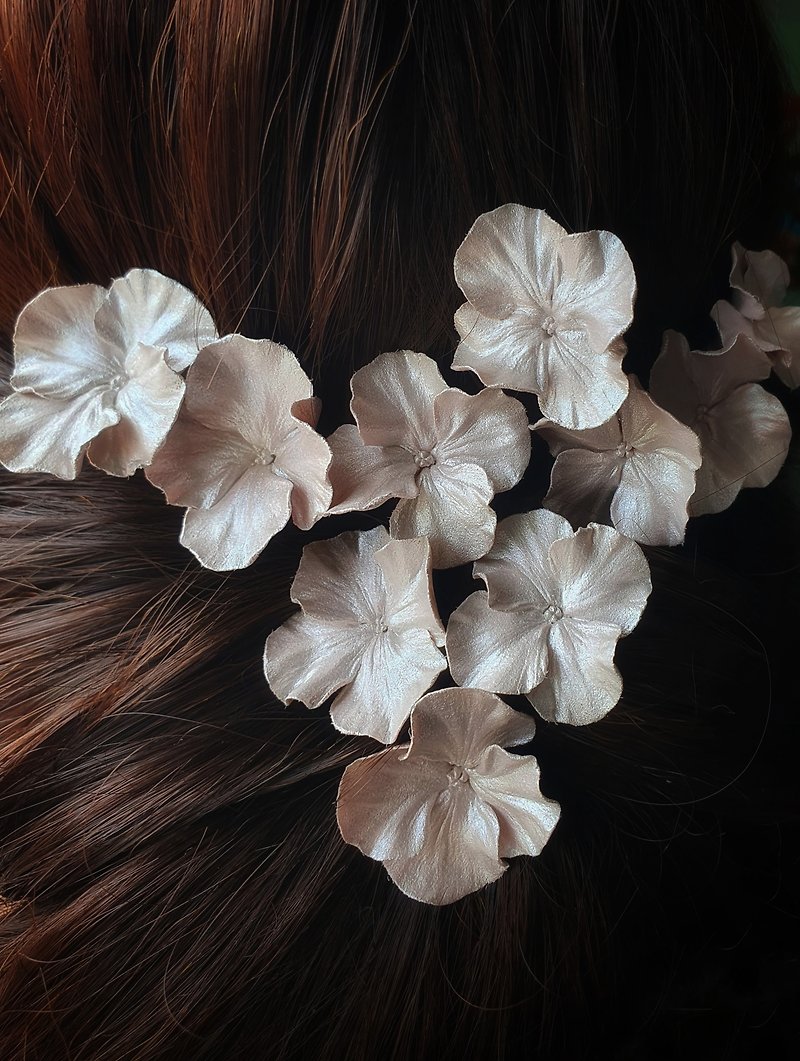 Hydrangea pearly light taupe flower hairpin/ Flower hair piece/ Bridal headdress - Hair Accessories - Other Materials 