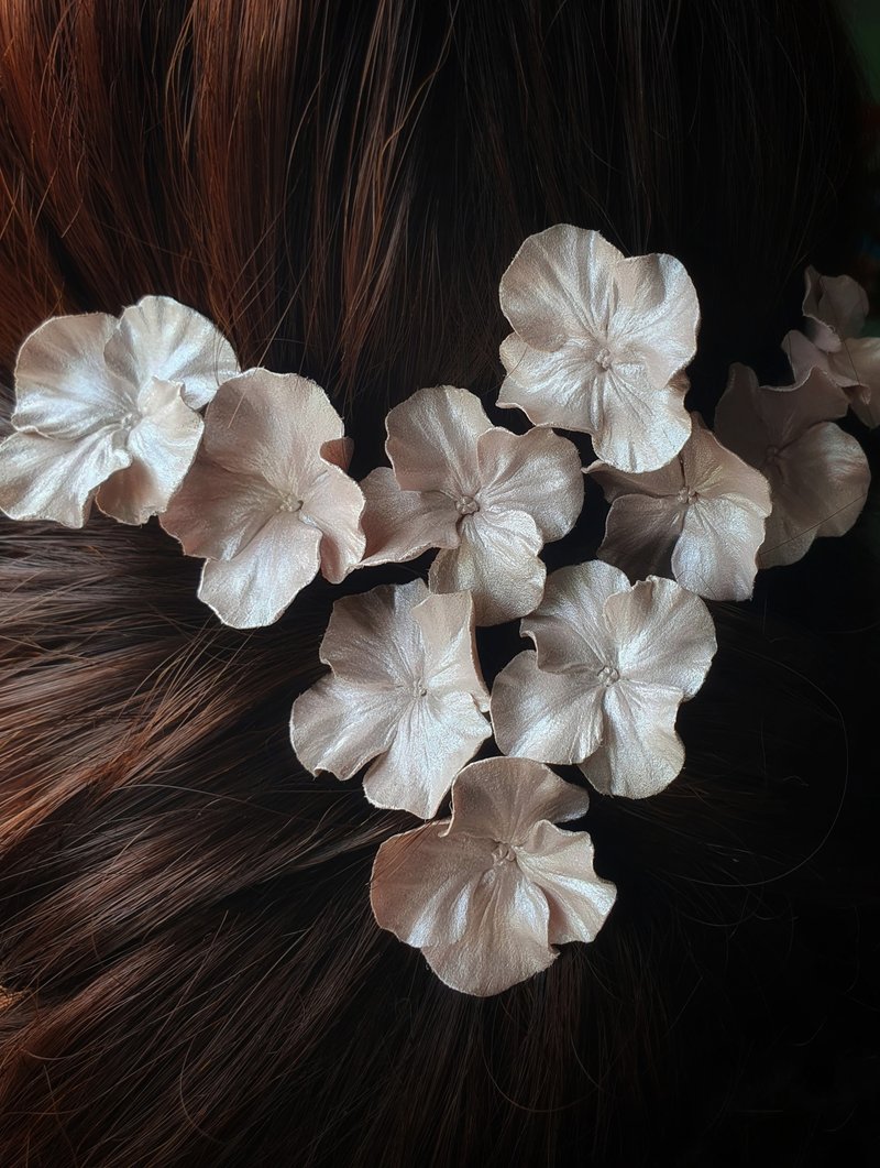 Hydrangea pearly light taupe flower hairpin/ Flower hair piece/ Bridal headdress - 髮圈/髮夾 - 其他材質 