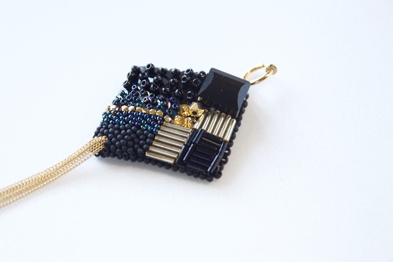 スワロフスキー刺繍　イアリング　　Swarovski Embroidery Earrings - ピアス・イヤリング - 宝石 ブラック