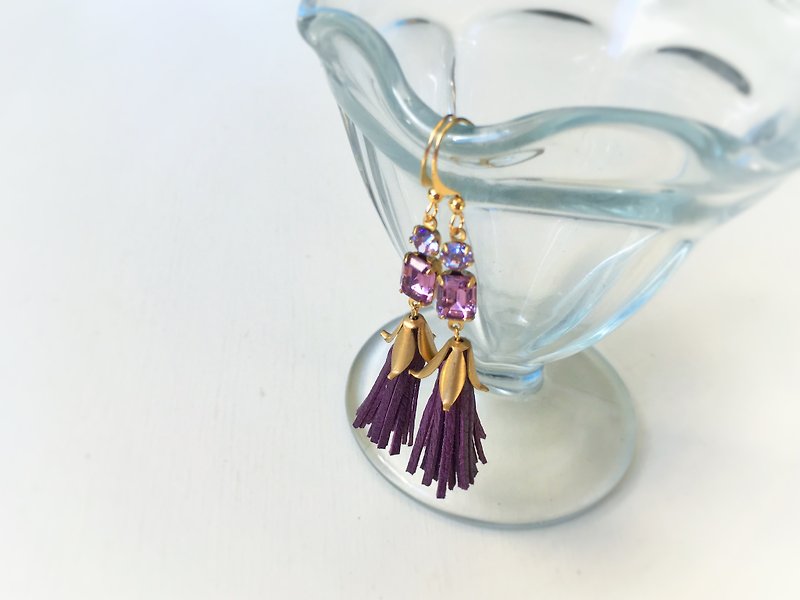 Mini tassel earrings in vintage Czech glass and French goat leather - ต่างหู - แก้ว สีม่วง
