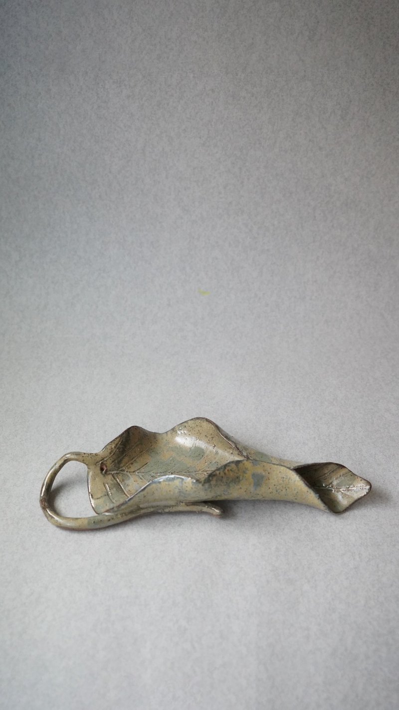 • 米粒出陶中 • 082 我經過的落葉 - 線香盤 - 香薰/精油/線香 - 陶 卡其色