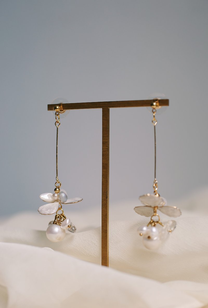 FOREST WHISPERS Light and Shadow/Tung Blossom White Flower Earrings Clip-On Gift - Earrings & Clip-ons - Enamel White