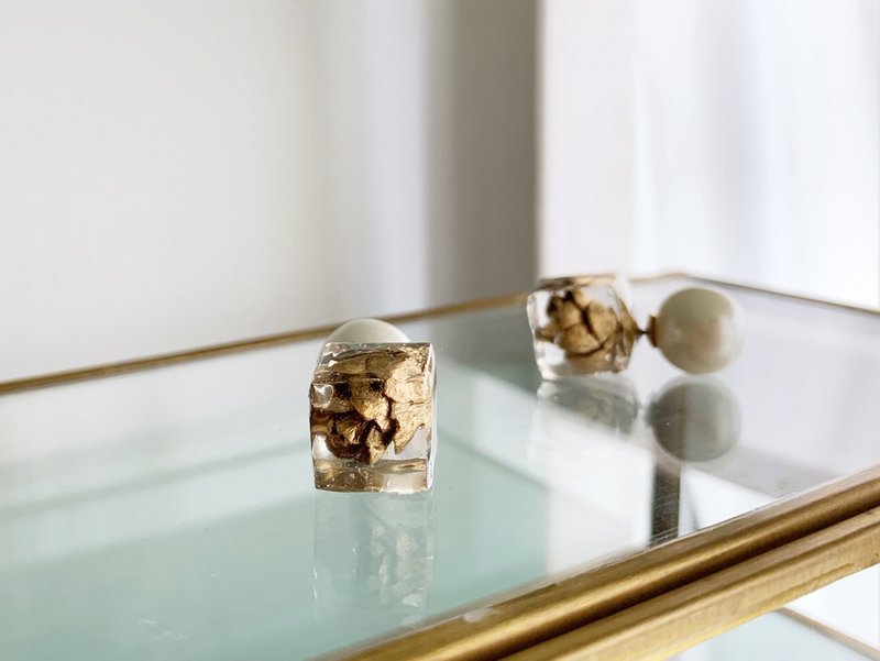 ゴールド・タマラックコーン・一粒ピアス - 耳環/耳夾/耳骨夾 - 樹脂 金色