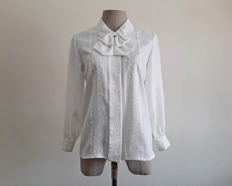 XS Vintage White Embroidered Bow Blouse Womens Long Sleeve Shirt - 女上衣/長袖上衣 - 聚酯纖維 白色