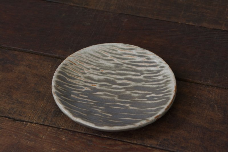 彫りの深い木目ディスク | ナイトサンド - 皿・プレート - 陶器 グレー