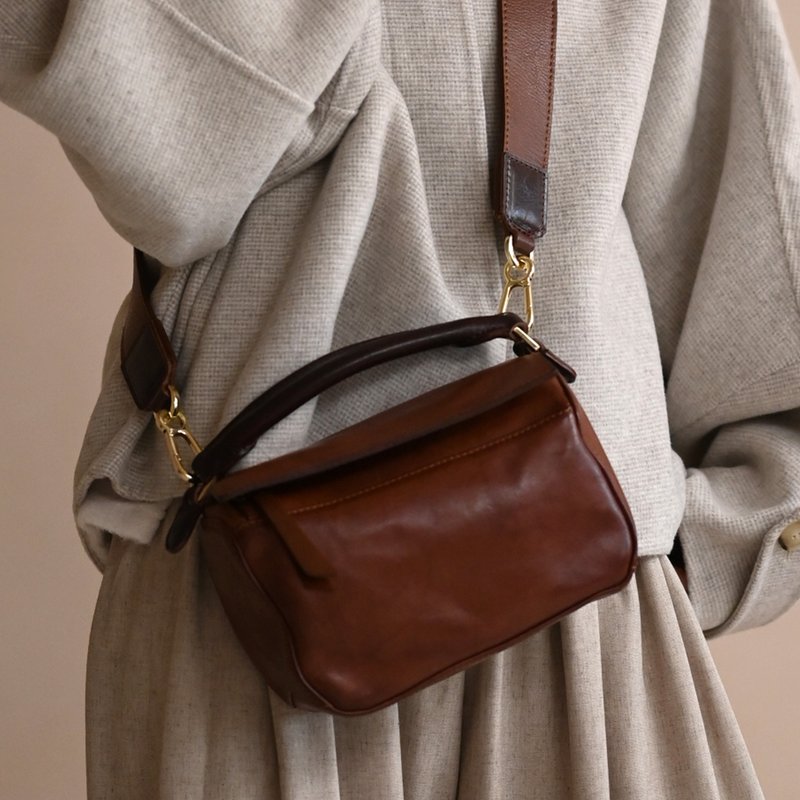 Oblique feeling - portable side back square bag - brown - กระเป๋าแมสเซนเจอร์ - หนังแท้ สีนำ้ตาล