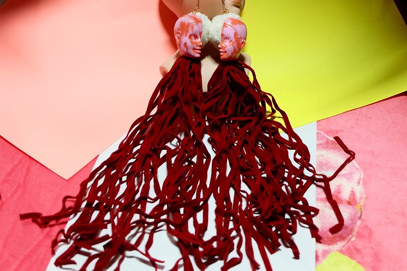 Barbie head Tassel Earrings /vintage doll/gothic/punk / Hip hop/weirds/style - ต่างหู - ซิลิคอน หลากหลายสี