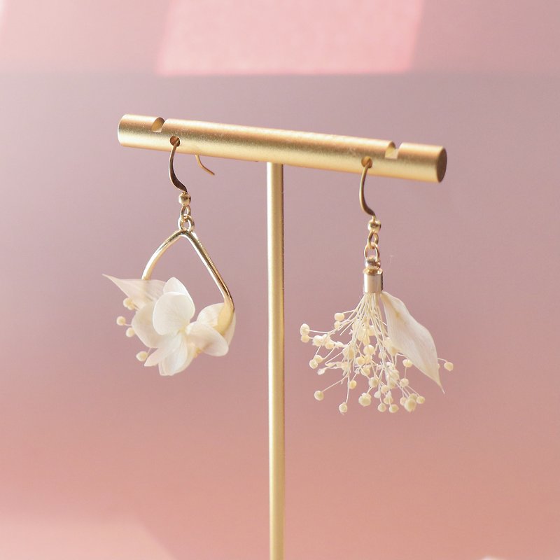 Dry flower handmade earrings flower wedding white hydrangea earrings - Earrings & Clip-ons - Other Metals White