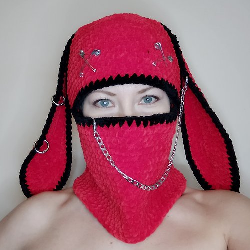 Alternative Crochet Boutique 有鍊子的紅色兔子巴拉克拉法帽。 哥特兔耳帽。 洛麗塔兔女郎帽