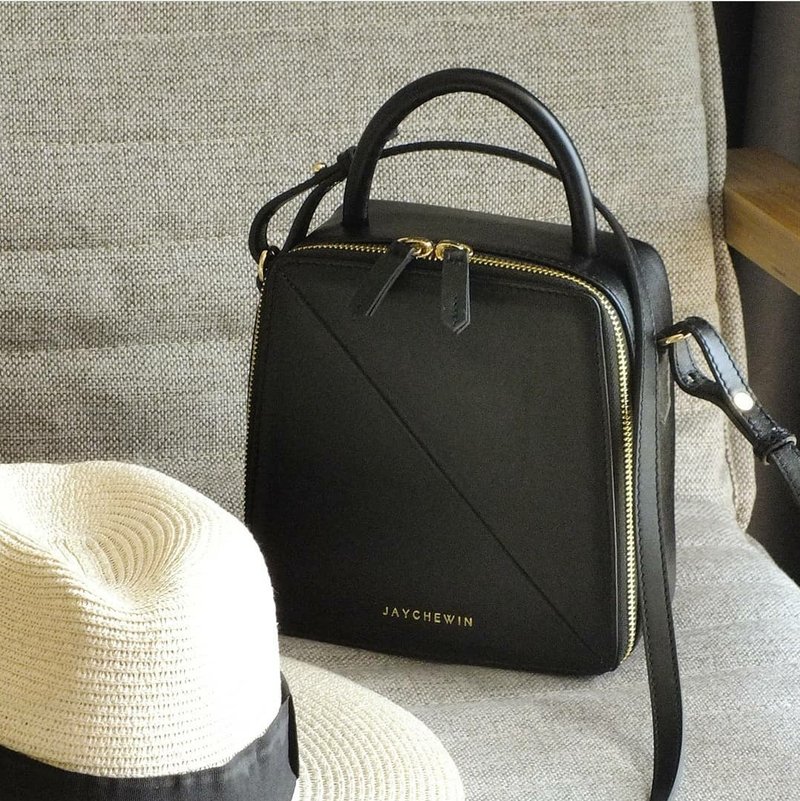 真皮斜背包 Butter Cross-body Bag / Charcoal Black - 側背包/斜背包 - 真皮 黑色