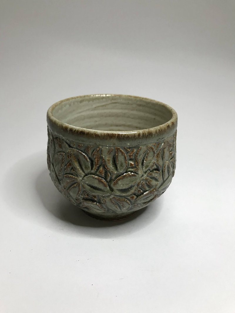 Zeng Yonghong   grey glaze carved cup - Teapots & Teacups - Pottery 