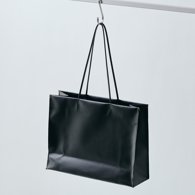 【shopper bag 横 black】トートバッグ/紙袋/ラミネートキャンバス/持ち手レザー/シンプル/底鋲/自立/A4 - トート・ハンドバッグ - コットン・麻 ブラック