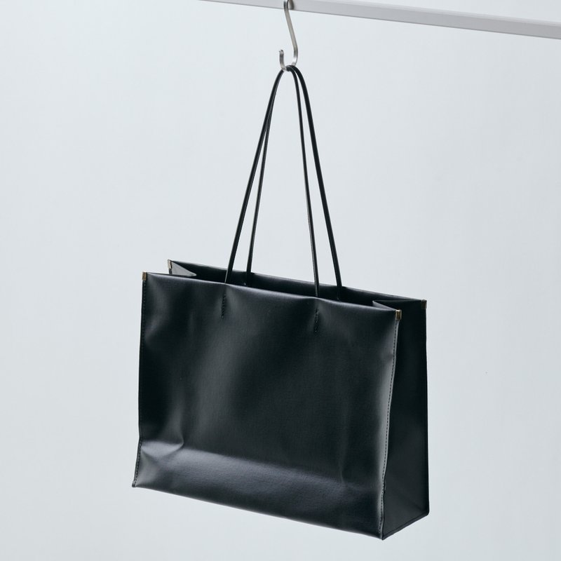 [shopper bag horizontal black] tote bag/paper bag/laminated canvas/leather handle/simple/bottom tack/freestanding/A4 - กระเป๋าถือ - ผ้าฝ้าย/ผ้าลินิน สีดำ