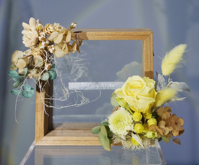 Glass frame with natural preserved & dried flowers in green with logo /  opening - Shop ohanabako Dried Flowers & Bouquets - Pinkoi