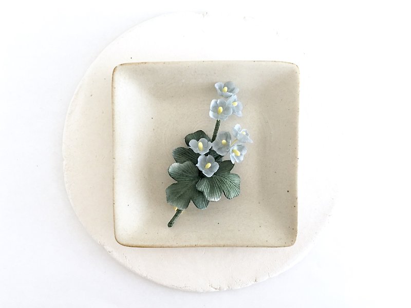 Flower brooches blooming in the field (light blue flowers) - Brooches - Cotton & Hemp Blue