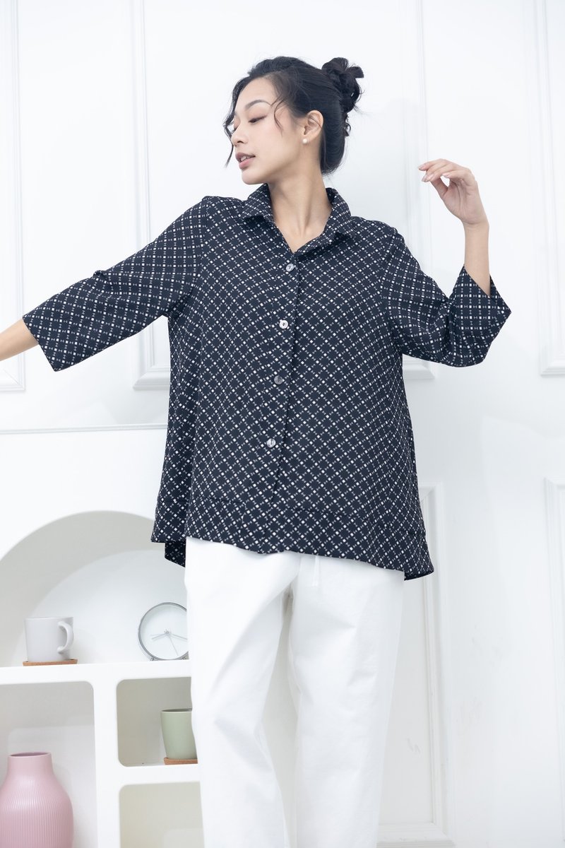 White small square three-quarter sleeve chiffon shirt black - Women's Shirts - Other Materials Black