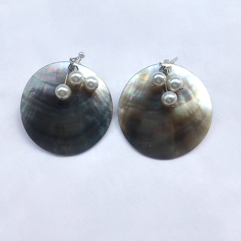 Simple black shell pearl earrings - 925 pure silver ear - ต่างหู - เครื่องเพชรพลอย สีเงิน